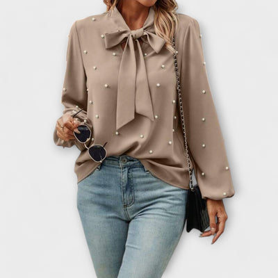 Sophia – Blouse élégante avec détails en perles et nœud