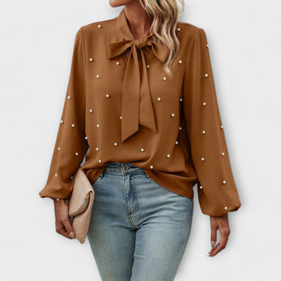 Sophia – Blouse élégante avec détails en perles et nœud