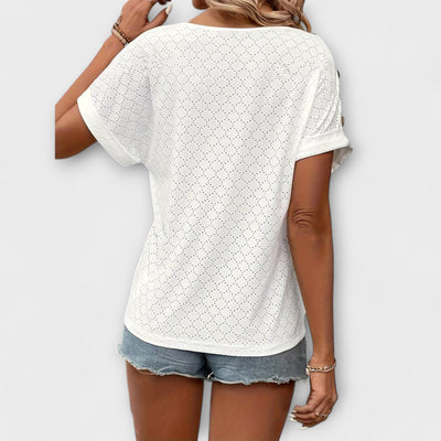 Mia – T-shirt avec Détails de Boutons et Col en V